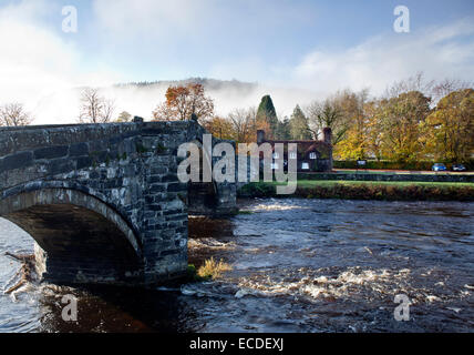 Les brouillards d'automne au-dessus du pont Fawr pont un trois fenêtres cintrées pont de pierre sur la rivière Conwy à Llanwrst Gwynedd Snowdonia National Park Banque D'Images