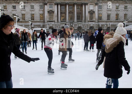 London,UK. 11 décembre 2104. Les membres du public profiter de patiner sur une patinoire en plein air à Somerset House Crédit : amer ghazzal/Alamy Live News Banque D'Images