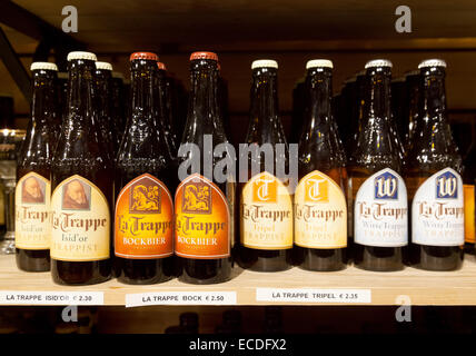 - Bière Belge trappiste belge bières sur une étagère dans un magasin, Bruges, Belgique l'Europe Banque D'Images