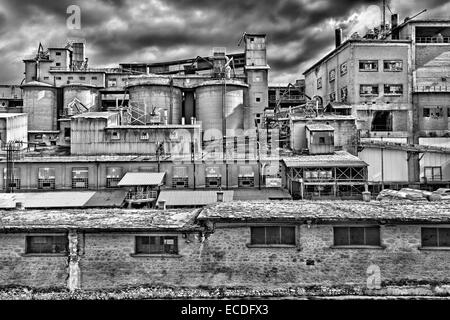 Dans l'usine de ciment abandonnés, Drapetsona Grèce Banque D'Images