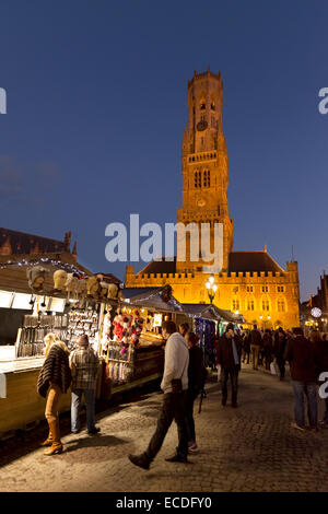 Marché de Noël de Bruges - dans le Markt au crépuscule avec le Beffroi illuminé ; Bruges, Belgique Europe Banque D'Images