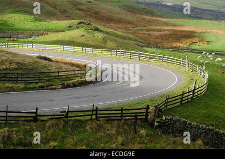 Brusque virage à Road ,Edale Derbyshire, Royaume-Uni. Banque D'Images