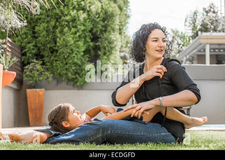 Mère et fille jouer dehors dans le jardin arrière sur une belle journée d'été, passer du temps de qualité avec les autres. Banque D'Images