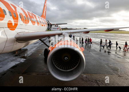 Les passagers d'easyjet airbus à l'aéroport international de Belfast Banque D'Images