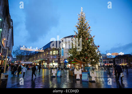 Le centre-ville de Liverpool arbre de Noël et des lumières sur les achats de noël soir Church Street UK Banque D'Images