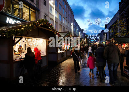 Le centre-ville de Liverpool et du marché de Noël lumières sur les achats de noël soir Church Street UK Banque D'Images