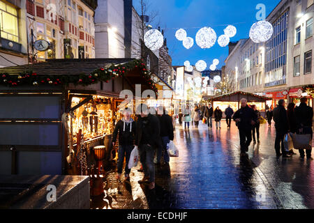 Le centre-ville de Liverpool et du marché de Noël lumières sur les achats de noël soir Church Street UK Banque D'Images