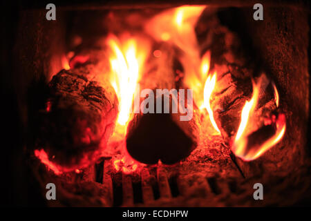 Fire place Résumé Contexte - gros plan du brasier lumineux flare et bois de chauffage Banque D'Images