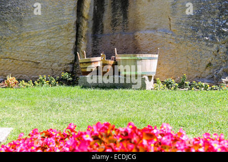 Les seaux en bois et bains à remous dans la cour de forteresses Guaita sur le mont Titan. La République de Saint-Marin Banque D'Images