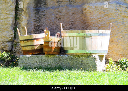 Les seaux en bois et bains à remous dans la cour de forteresses Guaita sur le mont Titan. La République de Saint-Marin Banque D'Images