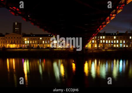 South Portland Street Suspension Bridge et Carlton Place à Glasgow, Écosse la nuit Banque D'Images