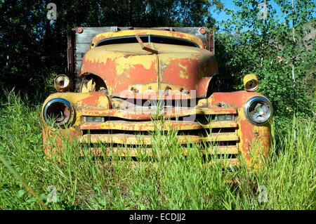 Une vieille voiture rouillée dans la ruée vers l'époque ville de Telegraph Creek dans le nord de la Colombie-Britannique, Canada. Banque D'Images