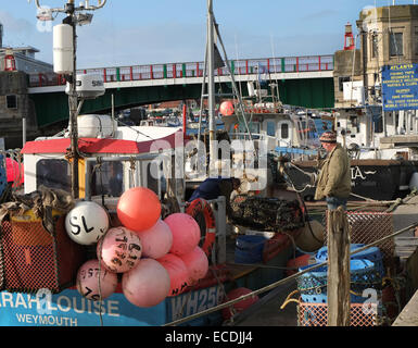 Les bateaux de pêche et pêcheurs dans le port de Weymouth, 10 Décembre 2014 Banque D'Images