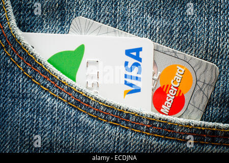 GDANSK, Pologne - 10 juillet 2014. Carte Visa et Mastercard carte dans la poche de jeans. Utilisez uniquement éditoriale Banque D'Images