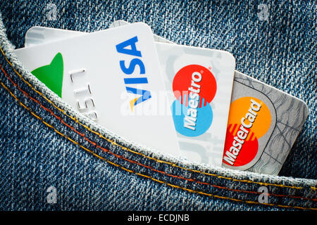 GDANSK, Pologne - 10 juillet 2014. Mastercard, Maestro et Visa Cartes de crédit dans la poche de jeans. Utilisez uniquement éditoriale Banque D'Images