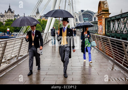 Deux hommes portant le chapeau traditionnel et c'est pile sur le chemin de l'Ascot pour une journée aux courses, Londres, Angleterre Banque D'Images