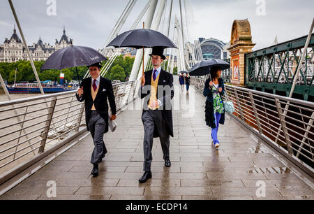 Deux hommes portant le chapeau traditionnel et c'est pile sur le chemin de l'Ascot pour une journée aux courses, Londres, Angleterre Banque D'Images