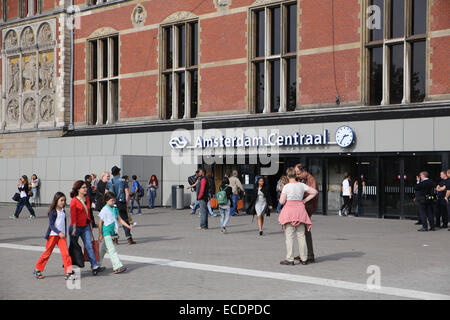 La gare de personnes extérieures à l'extérieur d'entrée Banque D'Images