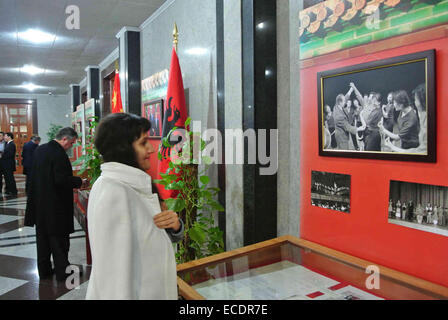 Tirana. Dec 11, 2014. Personnes visitent la galerie Photo Xinhua Exposition célébrant le 65e anniversaire de la création de l'China-Albania les relations diplomatiques à Tirana le 11 décembre 2014. © Xinhua/Alamy Live News Banque D'Images