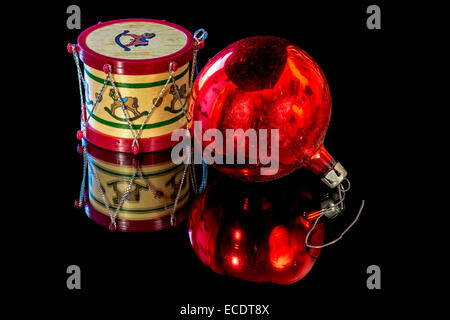 Tambour jouet et bille de verre ornement Banque D'Images