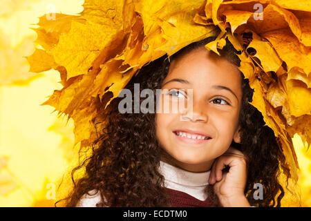 Smiling black girl wearing crown feuilles d'érable Banque D'Images