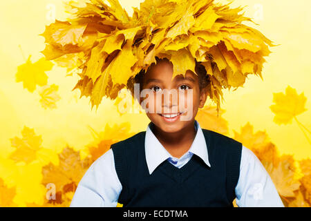 Smiling black boy wearing crown feuilles d'érable Banque D'Images