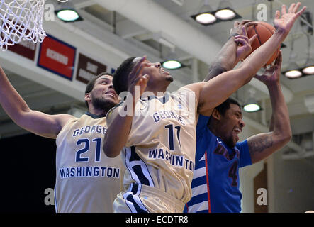 Washington, DC, USA. Dec 11, 2014. 20141211 - George Washington de l'avant Kevin Larsen (21), George Washington guard Kethan Savage (11) et Henry Myke avant DePaul (4) bataille pour la reprise de la seconde moitié d'un match de basket-ball NCAA au Smith Center à Washington. GWU, DePaul défait 81-68. Credit : Chuck Myers/ZUMA/Alamy Fil Live News Banque D'Images