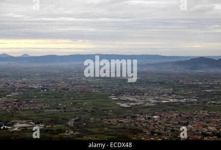 Grand paysage de la vallée du Pô avec la ville et la campagne Banque D'Images