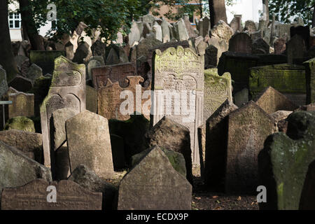 De Monde et comprimé les pierres tombales dans le cimetière juif, le Quartier Juif, Prague, République Tchèque, Europe Banque D'Images