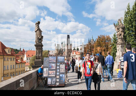 Pont Charles rempli de touristes et de vendeurs, Prague, République Tchèque Banque D'Images