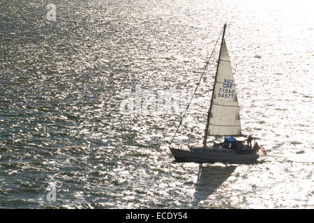 Yacht à voile en mer en plein soleil. Le Solent près de Portsmouth Hampshire, Angleterre. Mai. Banque D'Images