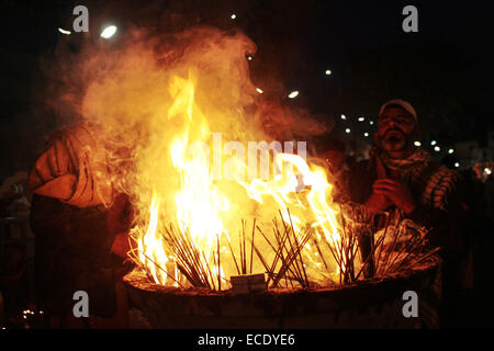 Lahore, Pakistan's Lahore. Dec 11, 2014. Les dévots musulmans pakistanais prier dans le sanctuaire de Hazrat Ali Bin Usman, populairement connu sous le nom de Data Gunj Bakhsh, au cours de l'assemblée 'urs' fête religieuse dans l'est de Lahore au Pakistan, le 11 décembre 2014. Credit : Jamil Ahmed/Xinhua/Alamy Live News Banque D'Images