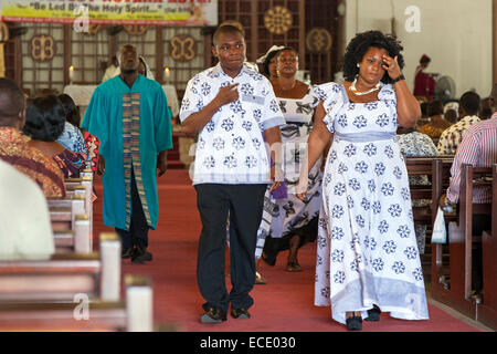 Congegation à Cathédrale de l'Esprit-Saint, Adabraka, Accra, Ghana, Afrique Banque D'Images