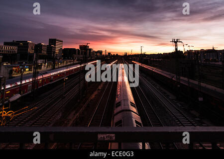 Munich, Allemagne. Dec 12, 2014. Prévisions météorologiques pour Munich 12 Décembre - claire. Vue vers la gare centrale de Munich pris de Donnersbergerbrücke au lever du soleil montrant la dispersion des nuages sur le centre de Munich le 12 décembre. La Bavière, Allemagne Crédit : Hector Chapman/Alamy Live News Banque D'Images