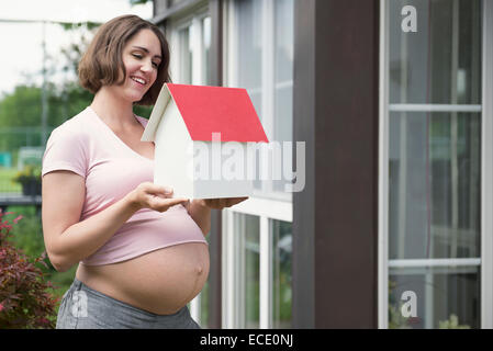 Woman holding model house avenir positif Banque D'Images