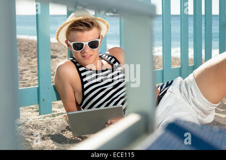 Portrait adolescent plage vacances tablet computer Banque D'Images