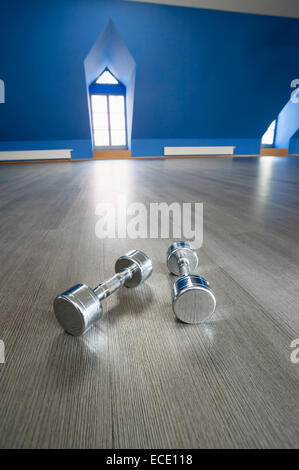 Deux haltères métal vie toujours salle vide Banque D'Images