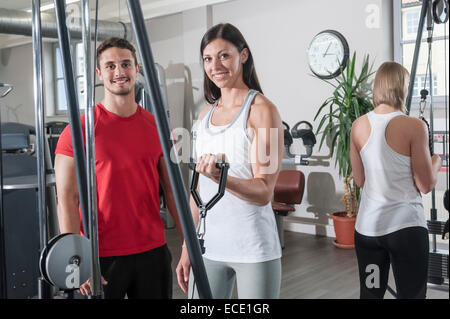 Studio Fitness homme deux femmes en bonne santé sport mettre en place Banque D'Images