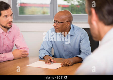 La salle de conférence réunion bureau du groupe multi-raciale Banque D'Images