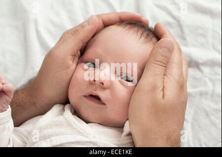 Père holding baby face portrait 2 semaines Banque D'Images