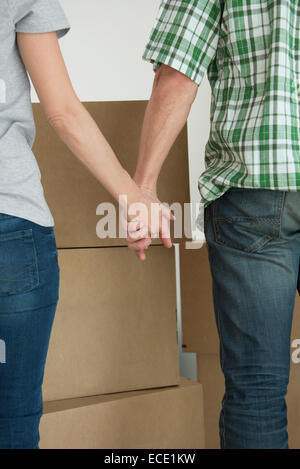 Close-up couple holding hands new home Banque D'Images