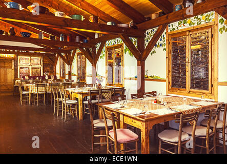 Prague, République tchèque - Le 20 octobre 2014 : restaurant serbe en plein cœur de Prague, intérieur traditionnel, avec nom Biogurmania - Je Banque D'Images