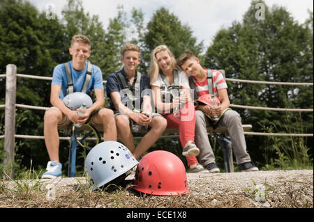 Portrait d'adolescents et teenage girl relaxing on bench, smiling Banque D'Images