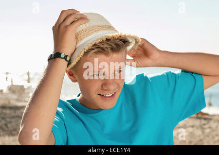 Maison de vacances plage été garçon t-shirt straw hat Banque D'Images