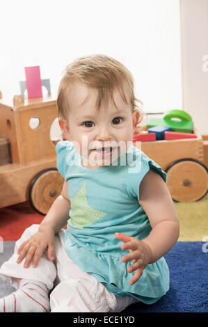 Portrait heureux 1 ans tapis bébé fille Banque D'Images