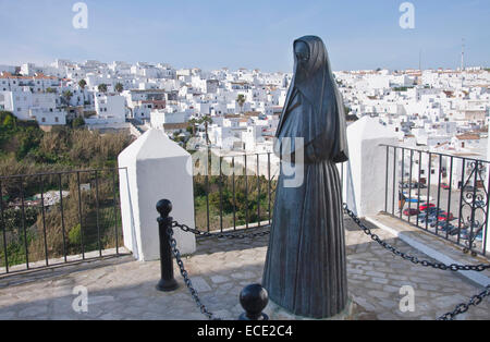 Vue sur village blanc avec la sculpture de la femme maure en premier plan, Vejer de la Frontera, Andalousie, Espagne Banque D'Images