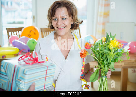 La haute main sur l'homme présent à la femme sur l'anniversaire, smiling Banque D'Images