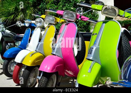 Scooters Vespa colorées, anciens et nouveaux modèles, Province d'Olbia-Tempio, Sardaigne, Italie Banque D'Images