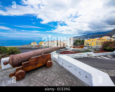 Cannon au Castillo de la Virgen, ci-dessous le Musée Maritime avec une réplique du navire Santa Maria de Colomb Banque D'Images