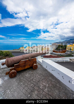 Cannon au Castillo de la Virgen, ci-dessous le Musée Maritime avec une réplique du navire Santa Maria de Colomb Banque D'Images